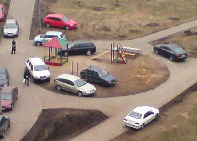 Tenemos a unos cuantos carros cuadrados en un parque infantil 
